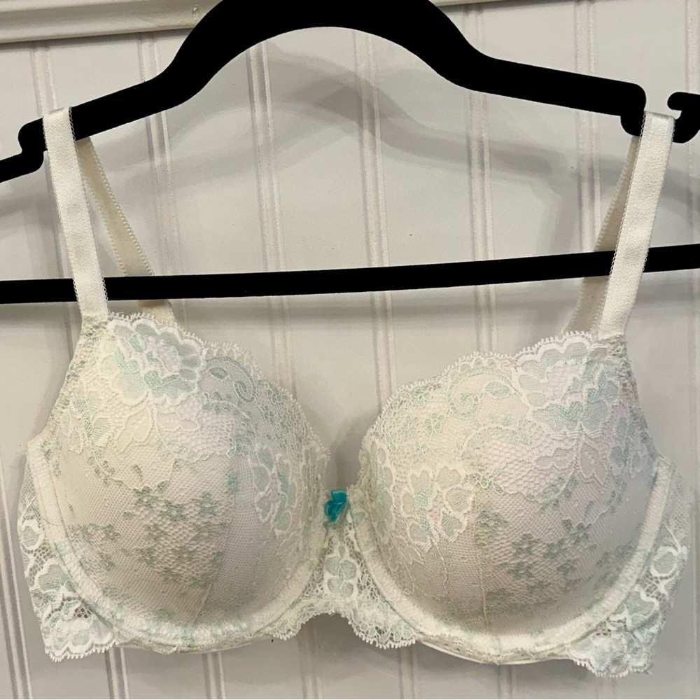Victoria’s Secret Elegant Lace Underwire Bra in White with Blue accents 36C